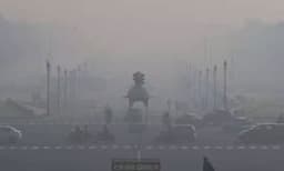 ഡല്‍ഹി വായുവില്‍ വിഷാംശം നിറഞ്ഞു ; പ്രദേശങ്ങള്‍ റെഡ് സോണിലേക്ക് ; നിയന്ത്രണങ്ങള്‍ ഏര്‍പ്പെടുത്തി