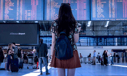 ഈ ഐഡിയ കൊള്ളാല്ലോ! വിമാനത്താവളത്തില്‍ വച്ച് എങ്ങനെ പണം ലാഭിക്കാം, വീഡിയോയുമായി യുവതി
