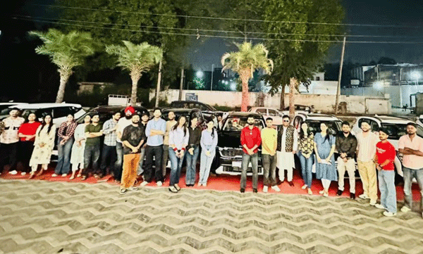 ദീപാവലി ദിനത്തില്‍ സ്റ്റാഫിനായി 51 പുത്തന്‍ കാറുകള്‍ സമ്മാനിച്ച് സംരഭകന്‍ 
