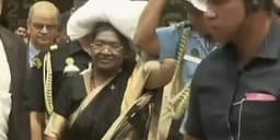 അയ്യപ്പ ദര്‍ശനം പൂര്‍ത്തിയാക്കി രാഷ്ട്രപതി; ഇരുമുടിക്കെട്ടുമായി പതിനെട്ടാംപടി ചവിട്ടി  