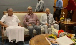 ത്രിദിന സന്ദര്‍ശനത്തിന് പിണറായി വിജയന്‍ ഒമാനിലെത്തി; 26-കൊല്ലത്തിനുശേഷം മസ്‌കത്തിലെത്തുന്ന കേരള മുഖ്യമന്ത്രി
 