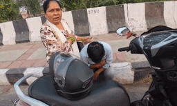 ശുദ്ധവായു കിട്ടാതെ ശ്വാസം മുട്ടി സ്‌കൂട്ടര്‍ യാത്രികന്‍: ആശങ്ക സൃഷ്ടിച്ച് ഡല്‍ഹിയില്‍ നിന്നുള്ള ദൃശ്യങ്ങള്‍ 
