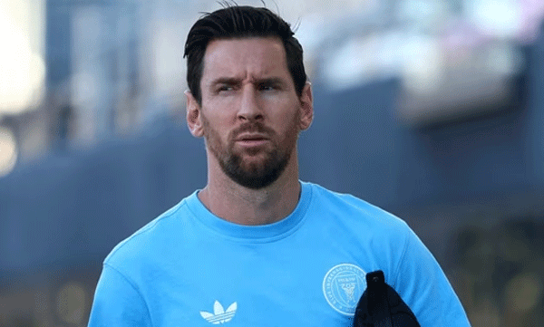 മെസി വരും ;   കേരളത്തില്‍ കളിക്കും എന്നെല്ലാം തള്ളിയ മന്ത്രിക്ക് സ്റ്റേഡിയമടക്കം കാര്യങ്ങളെക്കുറിച്ചൊന്നും ധാരണയില്ല ; വി മുരളീധരന്‍