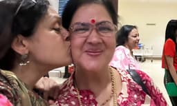 അവൾ ഇപ്പോഴും എനിക്ക് അറിയാവുന്ന അതേ തമാശക്കാരിയായ 'പൊടി' തന്നെയാണ്; ഉര്‍വശിയുടെ കവിളില്‍ സ്‌നേഹചുംബനം നല്‍കി ശോഭന

