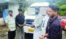 ഒഴുക്കിനറിയില്ല ഈ ഒരുമയെ: ഒഴുകിപോയ ട്രാവലറിന്റെ ഉടമകള്‍ക്ക്‌ പുതിയത്‌ സമ്മാനിച്ച്‌ സുമനസുകള്‍, അതിജീവനത്തിന്റെ പാതയൊരുക്കി മൂന്ന്‌ സുഹൃത്തുക്കള്‍