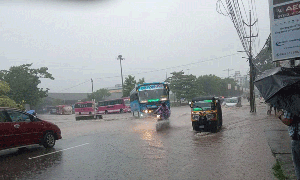 'മൊന്‍ത' ചുഴലിക്കാറ്റ് രാത്രിയോടെ ആന്ധ്രാ തീരംതൊടും ; സംസ്ഥാനത്ത് ഇടിമിന്നലോട് കൂടിയ ശക്തമായ മഴയ്ക്കാണ് സാധ്യത