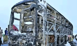 കർണൂൽ ബസ് അപകടം; ബൈക്ക് റോഡിന് നടുവിലേക്ക് എത്തിച്ച ഡ്രൈവർക്കായി തെരച്ചിൽ