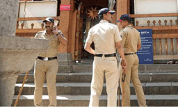 അമ്മയെ കൊലപ്പെടുത്തി കെട്ടിത്തൂക്കി; മകളും സുഹൃത്തുക്കളും അറസ്റ്റിൽ