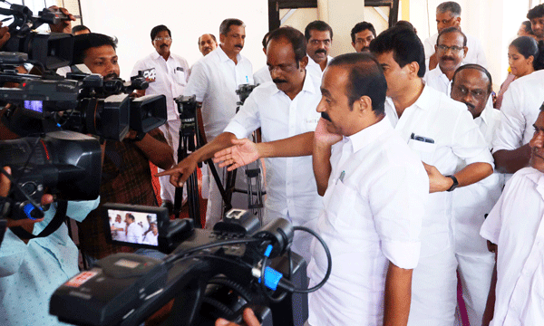 എഎവൈ പ്രകാരമുള്ള 5,95,000 കാര്‍ഡുകള്‍ ഇവിടെ വിതരണം ചെയ്തു ; അവര്‍ അതിദരിദ്രരല്ലേയെന്ന് പ്രതിപക്ഷ നേതാവ്