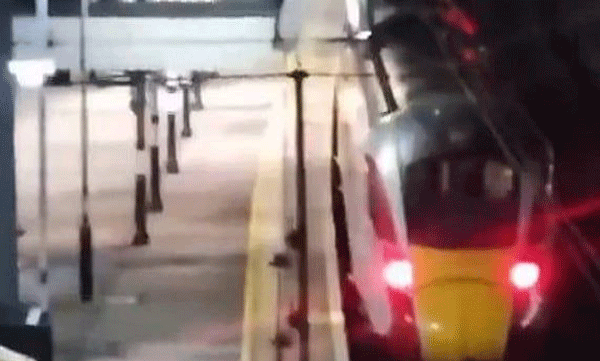 ബ്രിട്ടനെ നടുക്കി ട്രെയിനിൽ കത്തി ആക്രമണം: 9 പേരുടെ നില അതീവ ഗുരുതരം, 2 പേർ അറസ്റ്റിൽ, ട്രെയിൻ സർവീസ് നിർത്തിവച്ചു