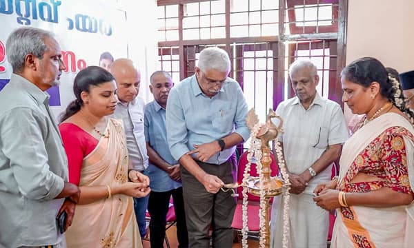 സ്വരുമ ഡ്രസ്സ് ബാങ്കിന്റെ ഉദ്ഘാടനം ഫാദർ ഡേവീസും  ട്രസ്റ്റ് ചെയർമാൻ രാജൻ തോമസു നിർവഹിക്കുന്നു. എബ്രാഹാം കടമപ്പുഴ,  ബിൻസി സെബാസ്റ്റ്യൻ, ജോസഫ് മൈക്കിൾ കള്ളി വയലിൽ, ജോയി മുണ്ടാം പള്ളി, റെവ.ഡോ. കെ.എം ജോർജ്ജ്,   ജയിംസ് എന്നിവര്‍ സമീപം