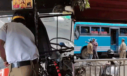 ഓടിക്കൊണ്ടിരുന്ന ബസിൽ നിന്ന് തീയും പുകയും ഉയർന്നു; ട്രാഫിക് ​പോലീസിന്റെ്‌ സമയോചിത ഇടപെടൽ, വലിയ അപകടം ഒഴിവായി
