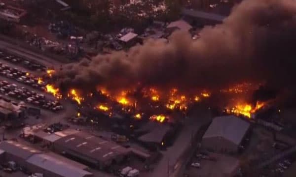 അമേരിക്കയില്‍ വ്യവസായമേഖലയില്‍ കാര്‍ഗോ വിമാനം തകര്‍ന്നുവീണു ; മൂന്ന്‌പേര്‍ മരിച്ചു 11 പേര്‍ക്ക് പരിക്ക്