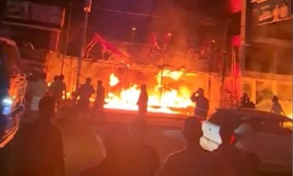 കോട്ടയ്ക്കലില്‍ വന്‍ തീപിടിത്തം; കുടുങ്ങിയ രണ്ട് പേരെ രക്ഷപ്പെടുത്തി ; വന്‍ നഷ്ടം കണക്കാക്കുന്നു