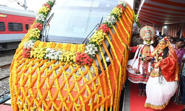 വന്ദേഭാരത് പ്രധാനമന്ത്രി ഫ്ളാഗ് ഓഫ് ചെയ്തു ; എട്ടു മണിക്കൂറില്‍ എറണാകുളം-ബെംഗളൂരു യാത്ര