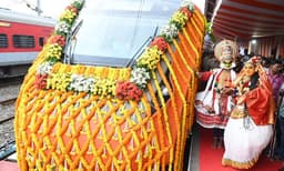 വന്ദേഭാരത് പ്രധാനമന്ത്രി ഫ്ളാഗ് ഓഫ് ചെയ്തു ; എട്ടു മണിക്കൂറില്‍ എറണാകുളം-ബെംഗളൂരു യാത്ര