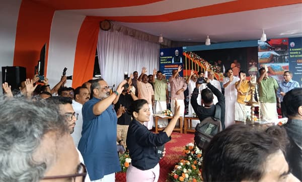 എറണാകുളം ജംഗ്ഷൻ റെയിൽവേ സ്റ്റേഷനിൽ നടന്ന എറണാകുളം - ബംഗളുരു വന്ദേ ഭാരത് ട്രെയിനിന്റെ ഫ്ലാഗ് ഓഫ് ചടങ്ങിൽ രാജീവ് ചന്ദ്രശേഖർ യാത്രക്കാരെ കൈവീശി യാത്രയാക്കിയപ്പോൾ.