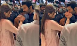 ഇനി ഒന്നും ഒളിക്കുന്നില്ല; പൊതുവേദിയില്‍ രശ്മികയുടെ കയ്യില്‍ ചുംബിച്ച് വിജയ് ദേവരകൊണ്ട

