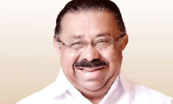 ശശി തരൂര്‍ ഒരു തുള്ളി വിയര്‍പ്പ് പൊഴിക്കാത്തയാള്‍, രാഷ്ട്രീയത്തില്‍ എത്തിയത് നെഹ്രു കുടുംബത്തിന്‍റെ ഔദാര്യത്തില്‍: എം എം ഹസന്‍