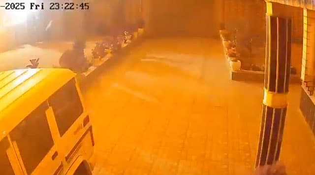 കശ്മീരിലെ പോലീസ് സ്റ്റേഷനില്‍ സ്‌ഫോടനത്തിന്റെ വീഡിയോ ; ശരീരം 300 മീറ്റര്‍ അകലേക്ക് വരെ തെറിച്ചു