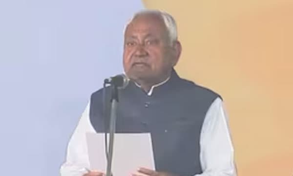 അധികാരമേറ്റ് മുഖ്യമന്ത്രിക്കസേരയിലേക്ക് വീണ്ടും ; നിതീഷ്‌കുമാര്‍ പത്താമതും സത്യപ്രതിജ്ഞ ചെയ്തു 
