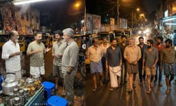 ഒറ്റ ഫ്രെിമില്‍ തമിഴ് സിനിമ തന്നെയുണ്ടല്ലോ..; തട്ടുകടയില്‍ ഒത്തുകൂടി താരങ്ങള്‍, ചിത്രങ്ങള്‍ ഏറ്റെടുത്ത് ആരാധകര്‍
