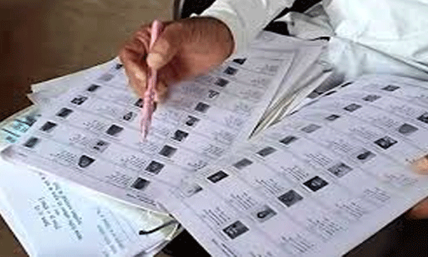 ആത്മഹത്യാ ഭീഷണി മുഴക്കിയ ബിഎൽഒയെ സന്ദർശിച്ച് ഉദ്യോഗസ്ഥർ