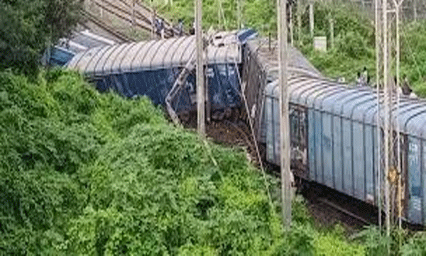 കളമശ്ശേരിയിൽ ഗുഡ്സ് ട്രെയിൻ പാളം തെറ്റിയ സംഭവം; എഞ്ചിൻ ട്രാക്കിൽ നിന്ന് മാറ്റി