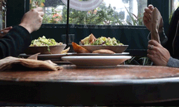 ഞങ്ങള്‍ ഏകാന്തത വില്‍ക്കുന്നില്ല! ഒറ്റയ്ക്ക് കഴിക്കാനെത്തുന്നവര്‍ക്ക് പ്രവേശനം നിഷേധിച്ച് കൊറിയന്‍ ഹോട്ടല്‍, വിവാദം 
