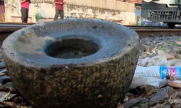 റെയില്വേ ട്രാക്കില് ആട്ടുകല്ല് കണ്ടെത്തി ; അട്ടിമറിയാണോയെന്ന് സംശയം