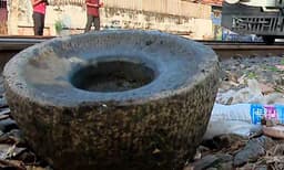 റെയില്‍വേ ട്രാക്കില്‍ ആട്ടുകല്ല് കണ്ടെത്തി ; അട്ടിമറിയാണോയെന്ന് സംശയം 