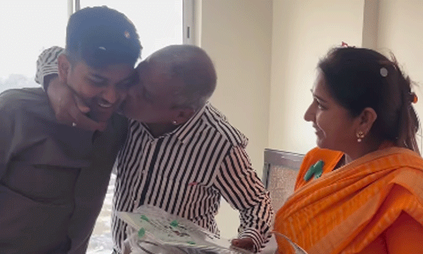 ഇത് നിങ്ങള്ക്കുള്ള സമ്മാനം! മാതാപിതാക്കള്ക്ക് സര്പ്രൈസ് ആയി വീട് നല്കി മകന്: കയ്യടിച്ച് സോഷ്യല് മീഡിയ