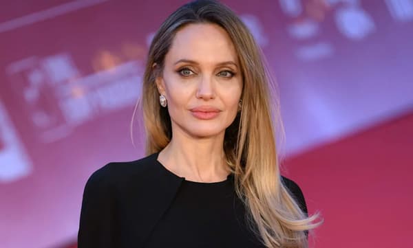 ഇത് നിങ്ങള്‍ക്കായി പങ്കുവെയ്ക്കുന്നു, മാറിടത്തിലെ മുറിപ്പാടുകള്‍ ആദ്യമായി വെളിപ്പെടുത്തി ആഞ്ജലീന ജോളി 
