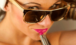 ചിരിയെ ലിപ്സ്റ്റിക് കൂടുതല്‍ മനോഹരമാക്കുന്നു ; പക്ഷേ ലിപ്സ്റ്റിക് ഇടുമ്പോള്‍ നിങ്ങള്‍ ഇതൊക്കെ ശ്രദ്ധിയ്ക്കാറുണ്ടോ ?
