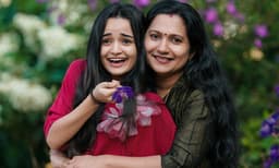 സ്‌പെഷല്‍ വുമണ്‍; അമ്മയ്ക്ക് പിറന്നാള്‍ ആശംസകളുമായി മീനാക്ഷി 

