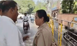 കോൺ​ഗ്രസ് പ്രതിഷേധത്തിനിടെ പൊലീസ് ഉദ്യോ​ഗസ്ഥയുടെ 5 പവൻ മാല കവർന്നു