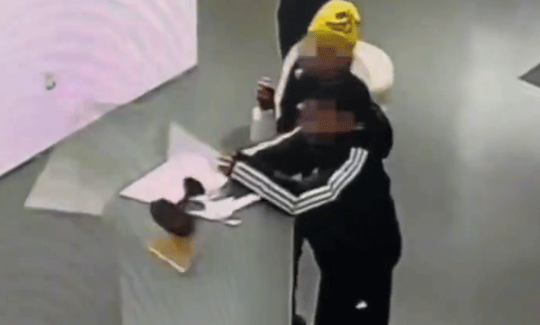 കുട്ടിയുടെ കൈത്തട്ടി താഴെ വീണ് തകര്‍ന്നത് 51 ലക്ഷത്തിന്റെ സ്വര്‍ണ്ണ വിഗ്രഹം: സംഭവം ബീജിംഗില്‍
