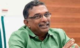 പത്മകുമാറിന്റെ റിമാന്റ് കാലാവധി നീട്ടി ; ദൈവതുല്യന്‍ ആരാണെന്ന ചോദ്യത്തിന് ശവംതീനികള്‍ അല്ലെന്ന് മറുപടി