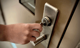 വീട്ടുടമയെയും മകളെയും വെള്ളം പോലും നല്‍കാതെ പൂട്ടിയിട്ട്  വീട്ടുജോലിക്കാരുടെ ക്രൂരത: പരാതിയുമായി ബന്ധുക്കള്‍ 
