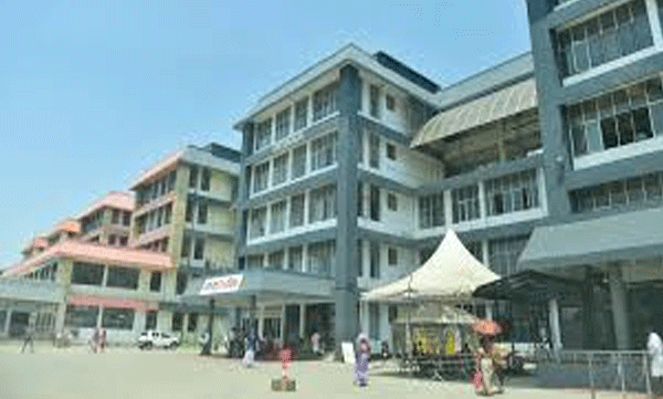 വണ്ടാനം മെഡിക്കൽ കോളജിൽ ഗുരുതരമായ ചികിത്സാ പിഴവ് ; കാലിലെ ചില്ല് നീക്കാതെ മുറിവ് തുന്നിക്കെട്ടി പ്ലാസ്റ്ററിട്ടു
