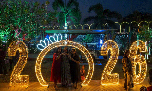  2026 നെ സ്വാഗതം ചെയ്ത് ലോകം ; കിരിബാത്തില്‍ തുടങ്ങി ഹൗലാന്‍ഡില്‍ അവസാനിക്കും ; കേരളത്തിലും വലിയ ആഘോഷം