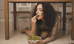 പുതുവര്‍ഷത്തില്‍ മേശയ്ക്കടിയിലിരുന്ന് മുന്തിരി കഴിച്ചാല്‍ ഈ ഭാഗ്യങ്ങള്‍ തേടിയെത്തുമോ? സോഷ്യല്‍ മീഡിയയില്‍ വൈറലായി ട്രെന്‍ഡ് 
