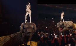 പടുകൂറ്റന്‍ പാമ്പിന്റെ തലയില്‍ കയറിനിന്ന് ഗായികയുടെ കിടിലന്‍ പ്രകടനം: ഞെട്ടി ആരാധകര്‍
