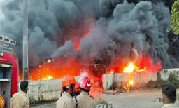 തൃശൂരില്‍ പൊട്ടിത്തെറിച്ച് പെട്രോൾ ടാങ്കും ബാറ്ററികളും, കത്തിയമർന്ന് 500 ബൈക്കുകളും ട്രെയിന്‍ എന്‍ജിനും