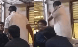 ട്രെയിനിലെ സീറ്റ് യാത്രക്കാര്‍ക്ക് ഇരിക്കാനുള്ളതാണ്, കാല്‍ കയറ്റി വയ്ക്കാനുള്ളതല്ല: യുവാവിന്റെ മുഖത്തടിച്ച് സഹയാത്രക്കാരന്‍, വീഡിയോ 
