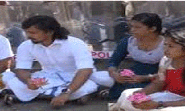 കലോത്സവ വേദികൾക്ക് പൂക്കളുടെ പേര്, പക്ഷെ താമരയില്ല, ഒഴിവാക്കിയതിൽ യുവമോർച്ചയുടെ പ്രതിഷേധം