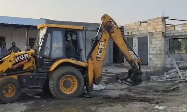 മദ്രസ പണിയാന്‍ പോകുന്നെന്ന് അഭ്യൂഹം ;  20 ലക്ഷം മുടക്കി നിര്‍മ്മിച്ച സ്‌കൂള്‍ ഭരണകൂടം ജെസിബിയ്ക്ക് ഇരയാക്കി