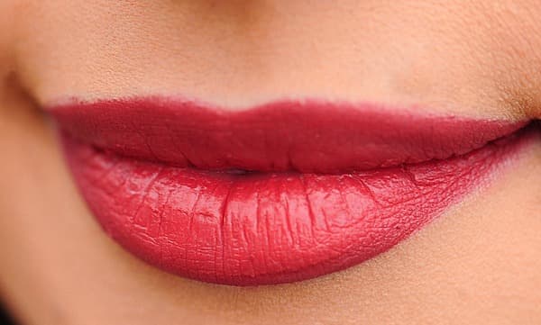 നിങ്ങളുടെ ചുണ്ടുകളെ പരിഗണിയ്ക്കാറുണ്ടോ ? ; ചുണ്ടുകള്‍ക്ക് സൗന്ദര്യം നല്‍കാന്‍ ഇനി വളരെ എളുപ്പം
