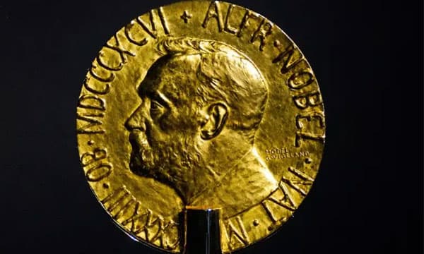 സമാധാനത്തിന് കിട്ടിയ നോബല്‍ മെഡല്‍ മച്ചാഡോ ട്രംപിന് കൊടുത്തു ; വൈറ്റ്ഹൗസിന് നടന്ന കൂടിക്കാഴ്ചയില്‍ കൈമാറി