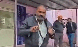 കടിച്ച പാമ്പിനെ പോക്കലിറ്റ് ആശുപത്രിയിലെത്തി യുവാവ്: വിവരം പോലീസില്‍ അറിയിച്ച് അധികൃതര്‍, വീഡിയോ 
